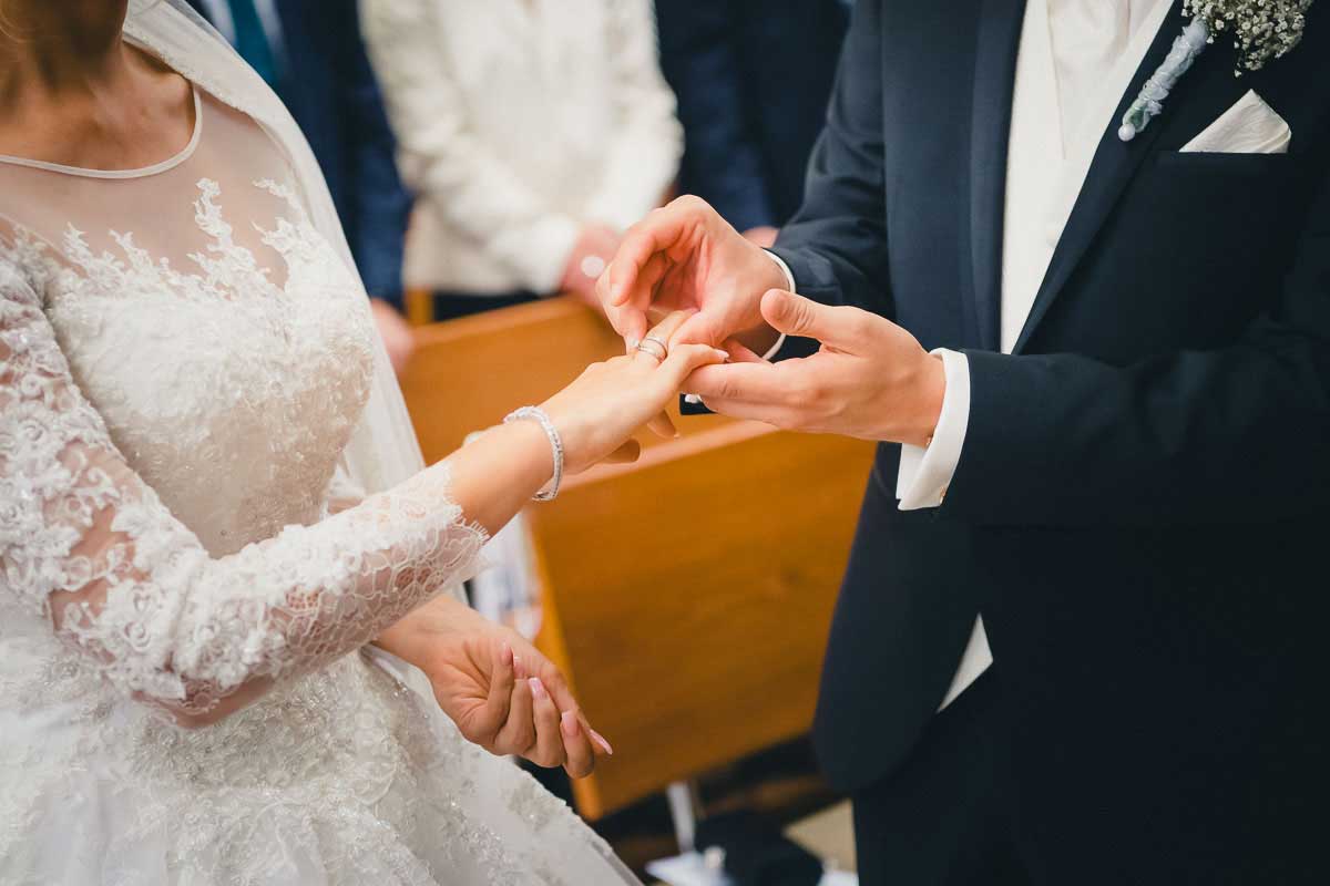 Ringwechsel bei einer kirchlichen Trauung in Pforzheim