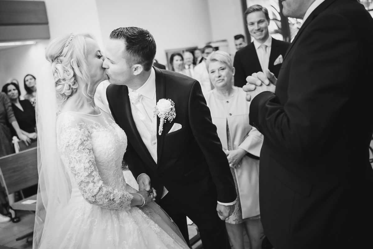 erster Kuss bei einer kirchlichen Trauung in Pforzheim