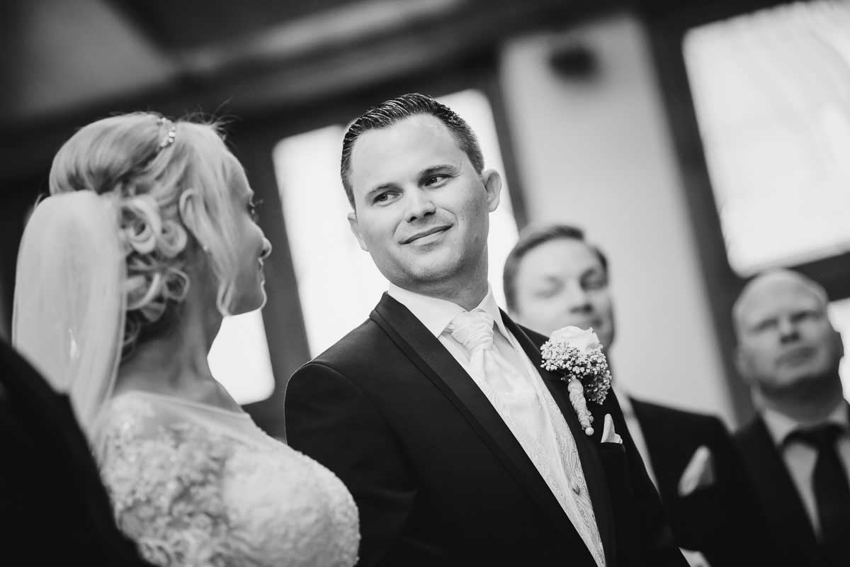 Bräutigam bei einer kirchlichen Trauung in Pforzheim