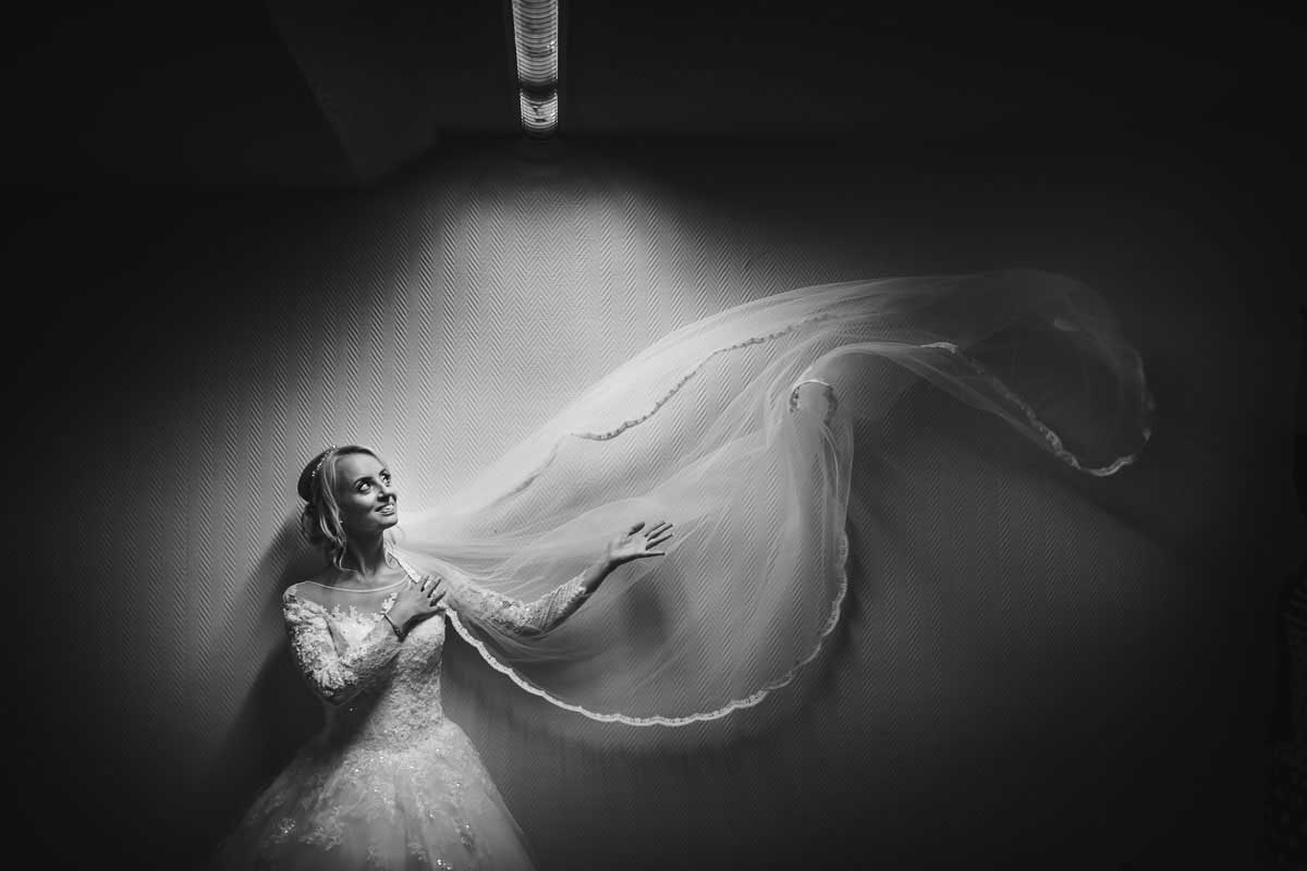 Fotos einer Braut in einer Kirche in Pforzheim