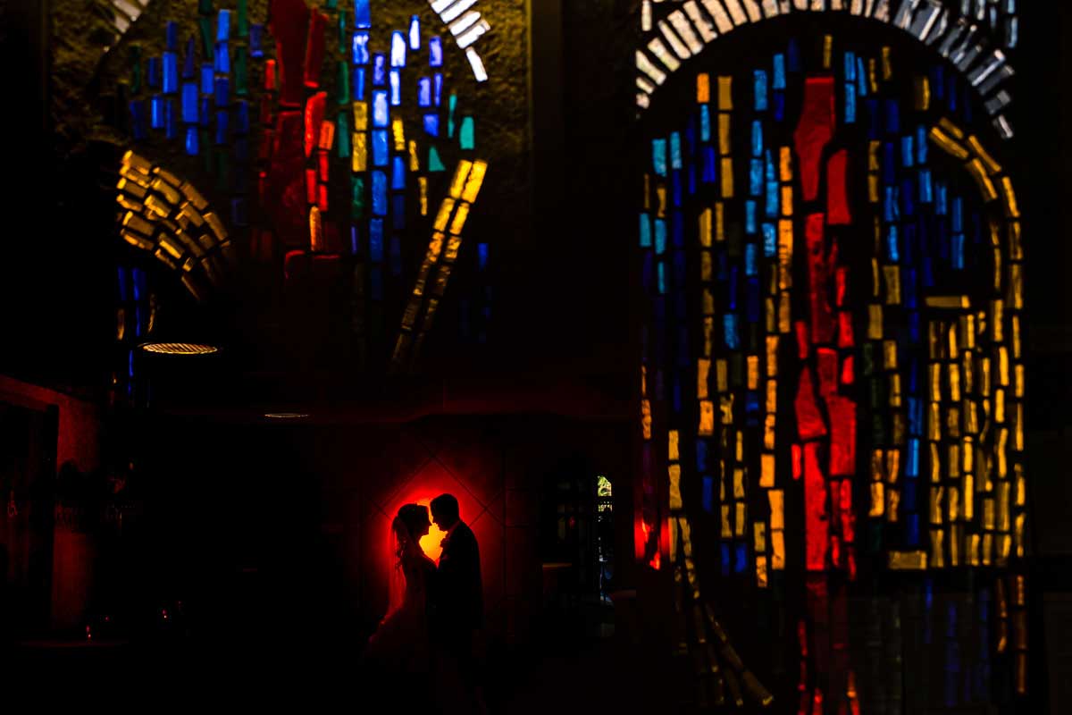 Silhouette eines Brautpaares in einer Kirche in Pforzheim