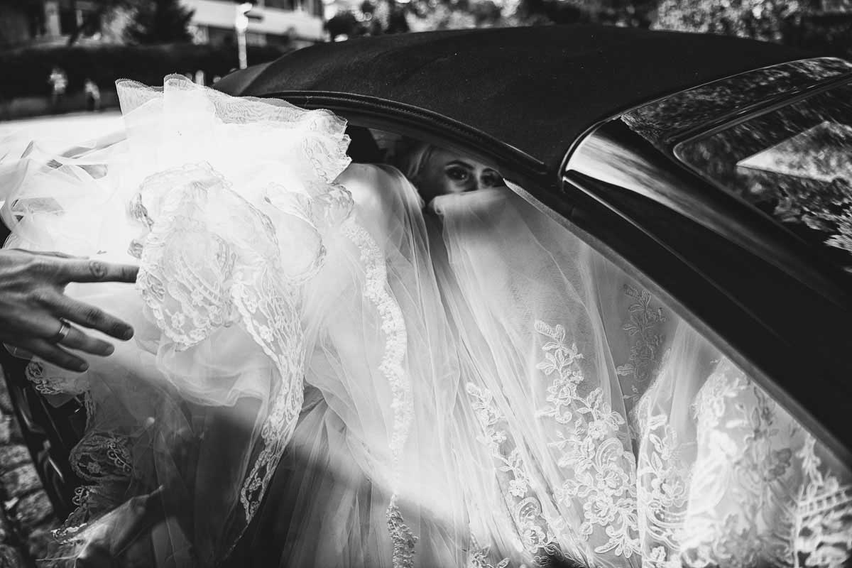 Braut steigt in ein Auto