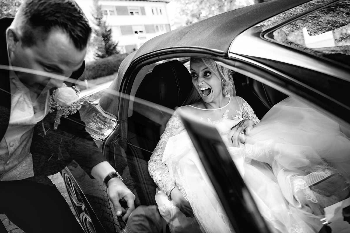 moment Braut und Bräutigam bei Ankunft an der Hochzeitslocation