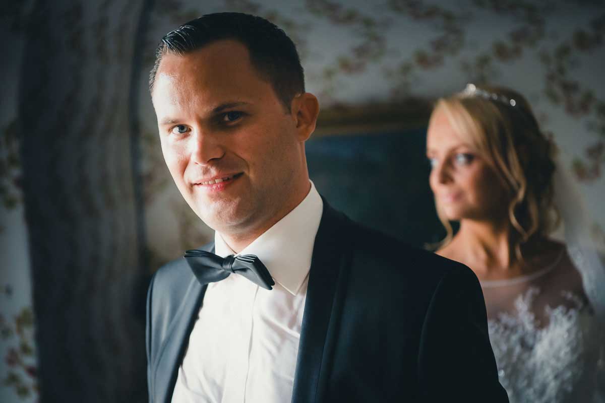 Braut und Bräutigam in der Hochzeitssuite im Brenners Park Hotel in Baden Baden 