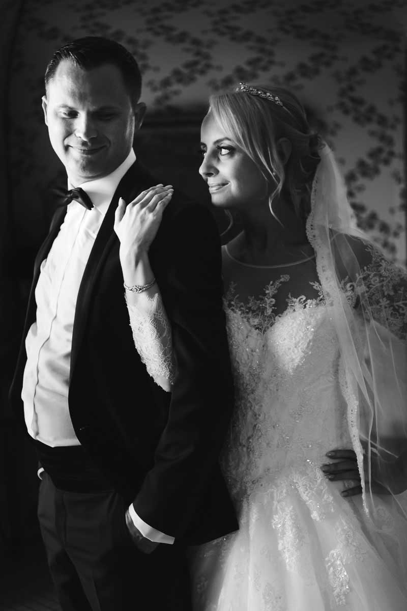 Braut und Bräutigam in der Hochzeitssuite im Brenners Park Hotel in Baden Baden 