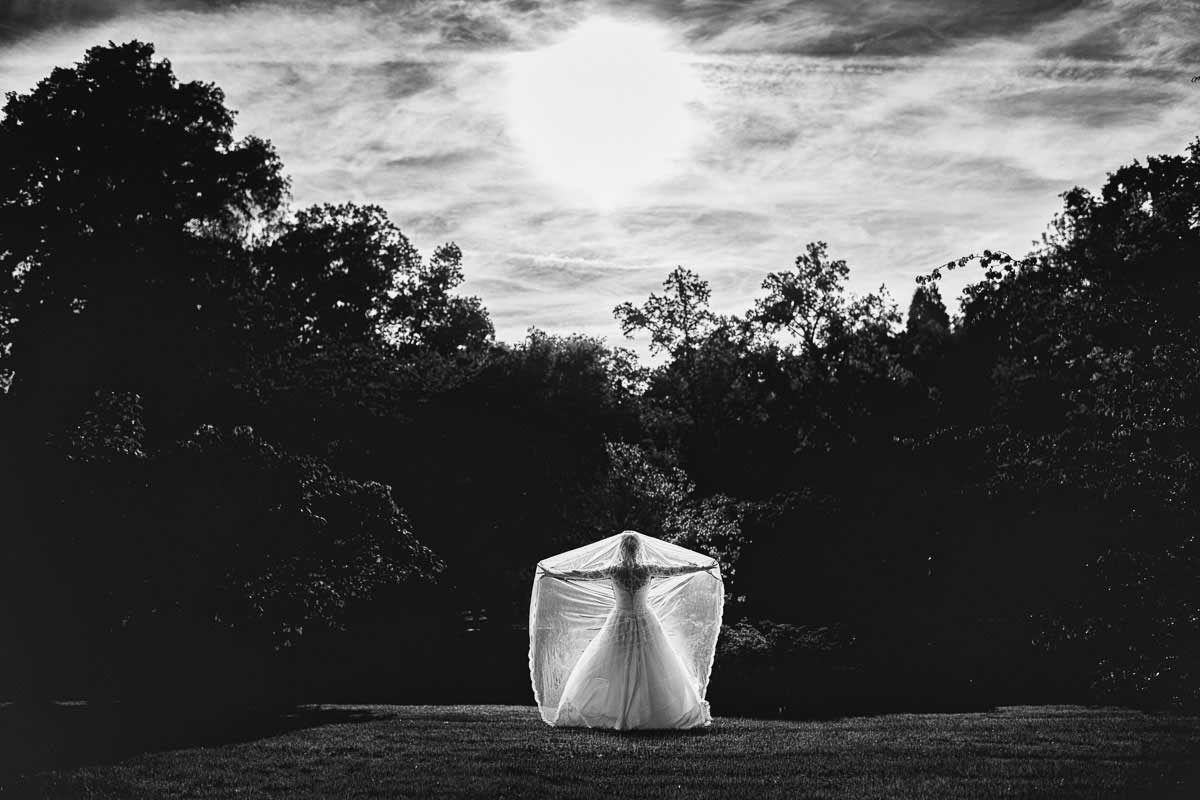 Hochzeitsfotos einer Braut im Park des Brenners Park Hotel in Baden Baden