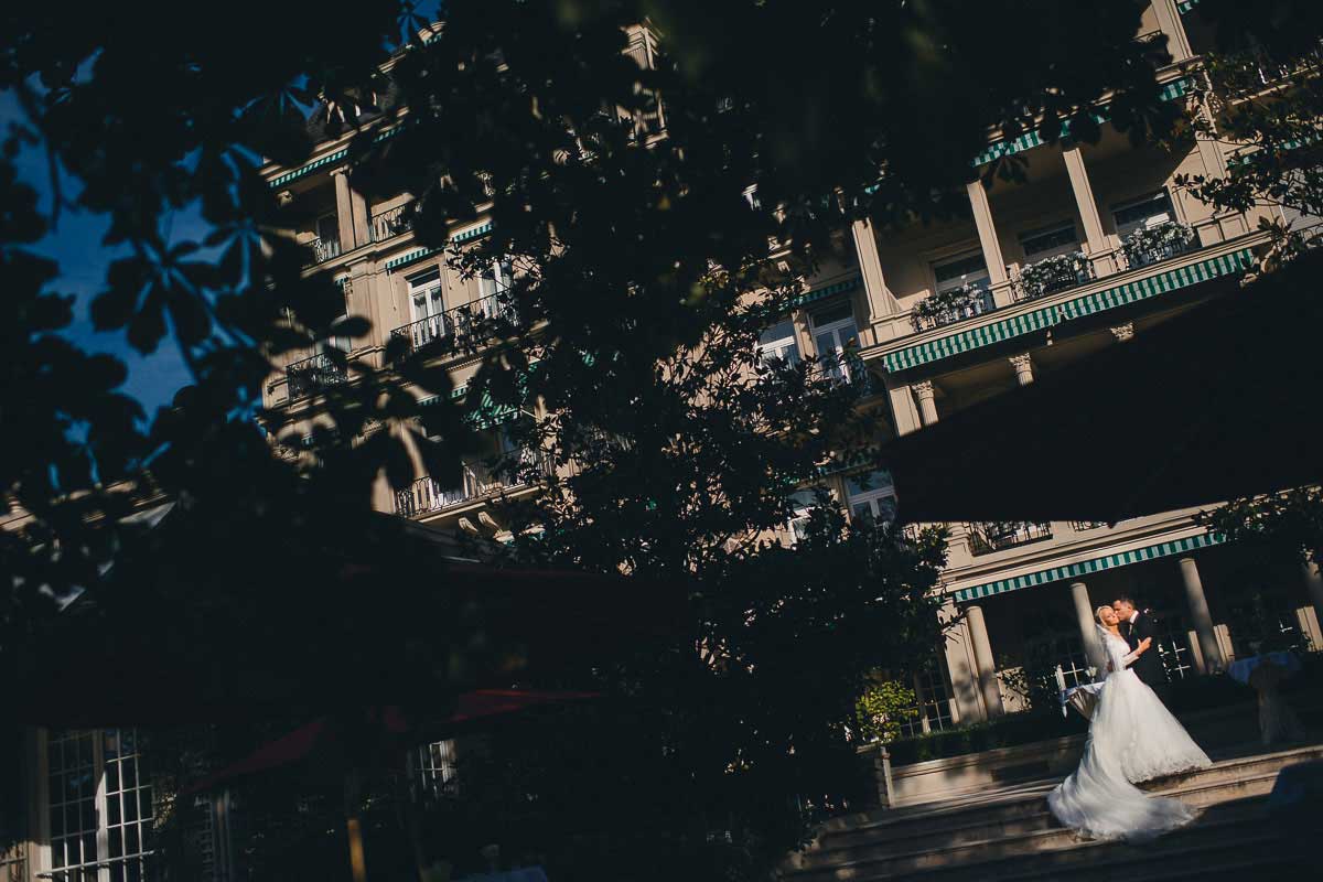 Hochzeitsfoto Brautpaar vor der Fassade im Brenners Park Hotel in Baden Baden