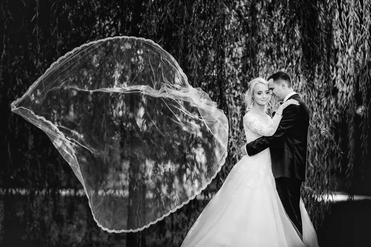 Schleier fällt von Braut bei einer Hochzeit im Brenners Parkhotel in Baden Baden