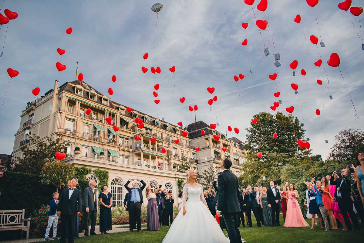 Luftballons steigen lassen im Park des Brenners Parkhotels