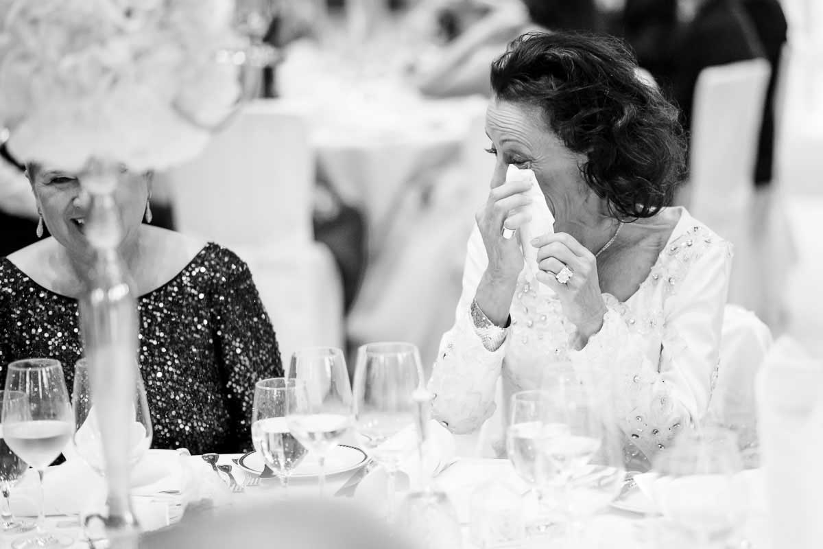 emotionaler Moment Brautmutter bei einer Hochzeit im Brenners Park Hotel