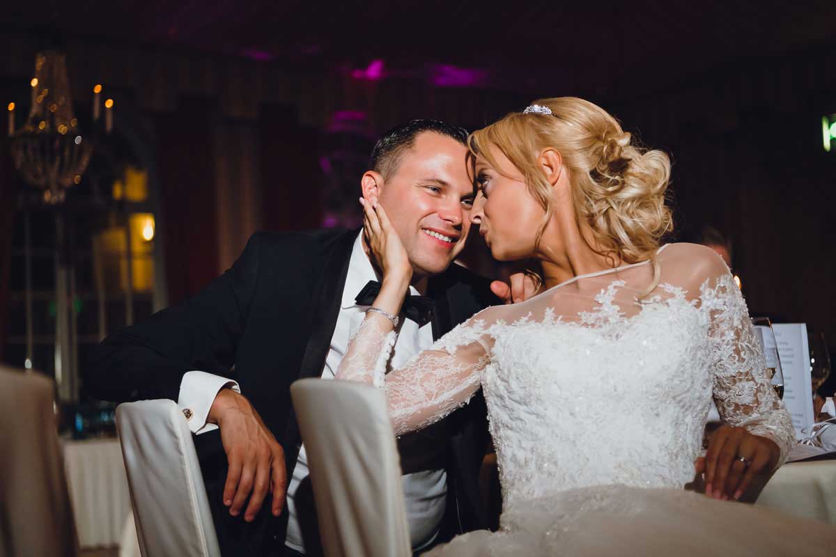 emotionaler Moment Brautpaar bei einer Hochzeit im Brenners Park Hotel