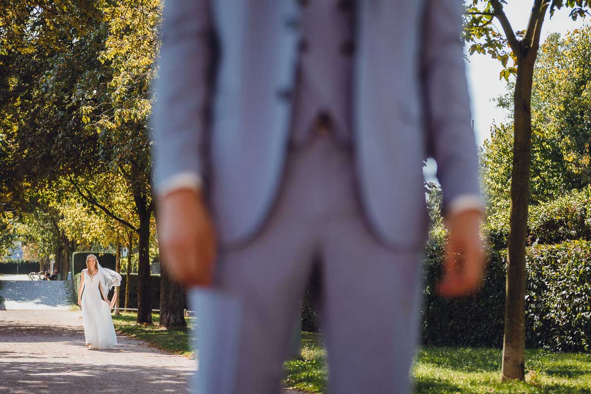 First Look Brautpaar in der Orangerie in Darmstadt