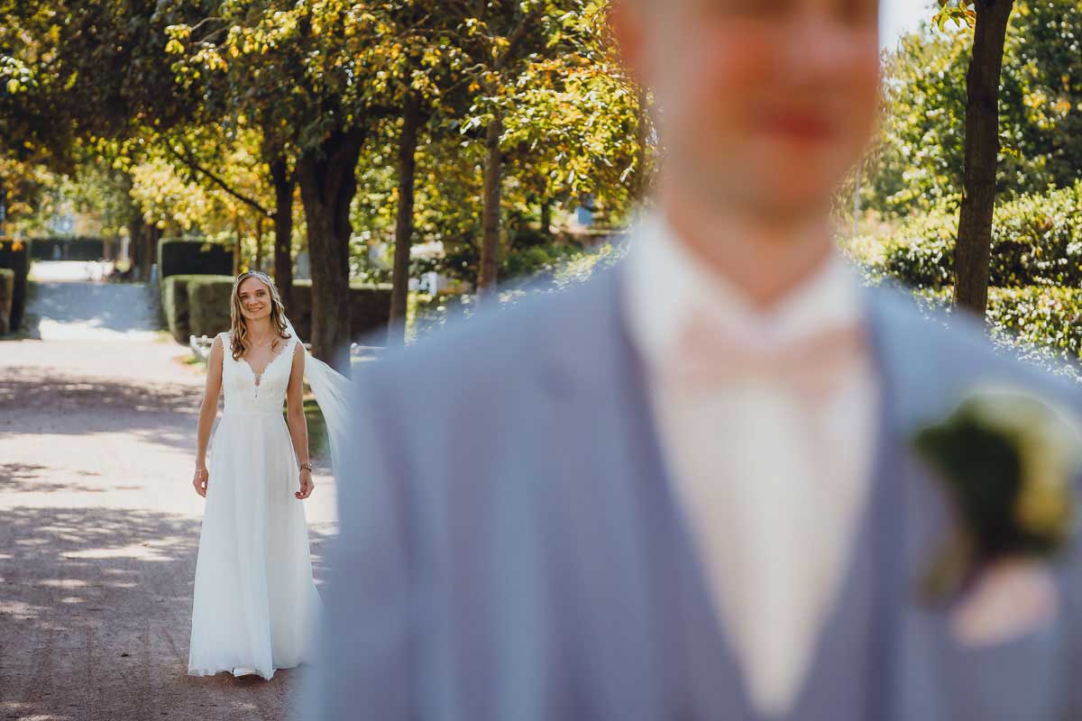 First Look Brautpaar in der Orangerie in Darmstadt