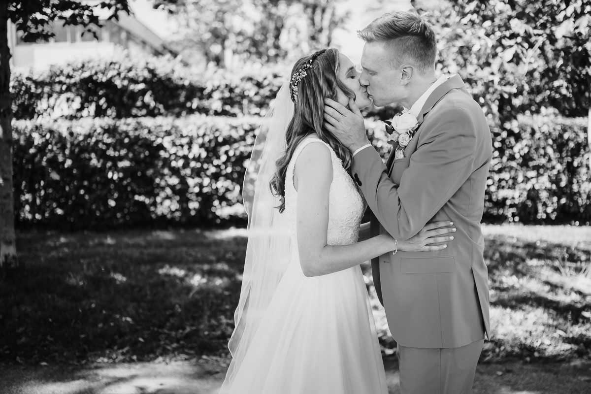 First Look Brautpaar in der Orangerie in Darmstadt