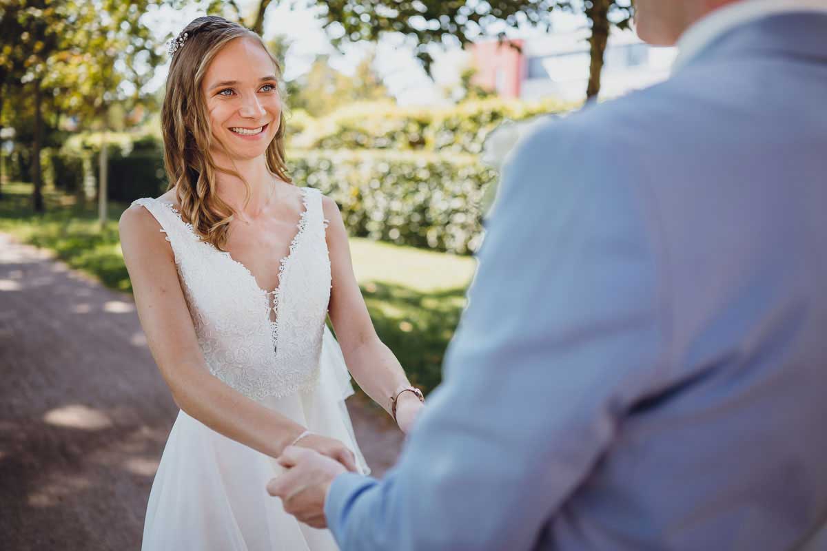 First Look Brautpaar in der Orangerie in Darmstadt