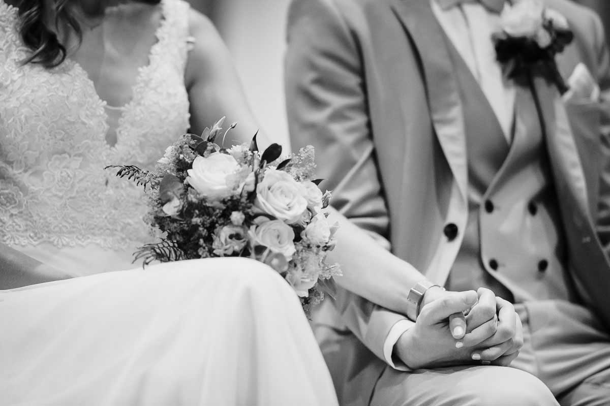 Details Hände Brautpaar bei einer Hochzeit in der Bessunger Kirche in Darmstadt