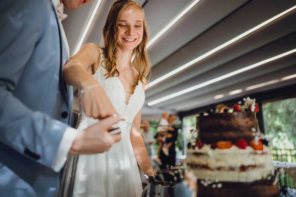 Anschnitt Hochzeitstorte bei einer Hochzeit im Oberwaldhaus Darmstadt