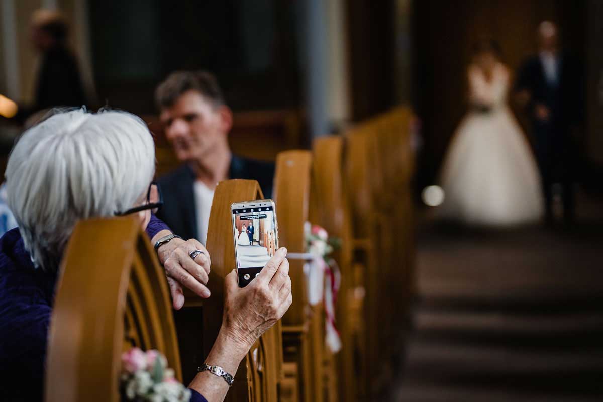 Einzug Braut in der evangelischen Johanneskirche in Erbach
