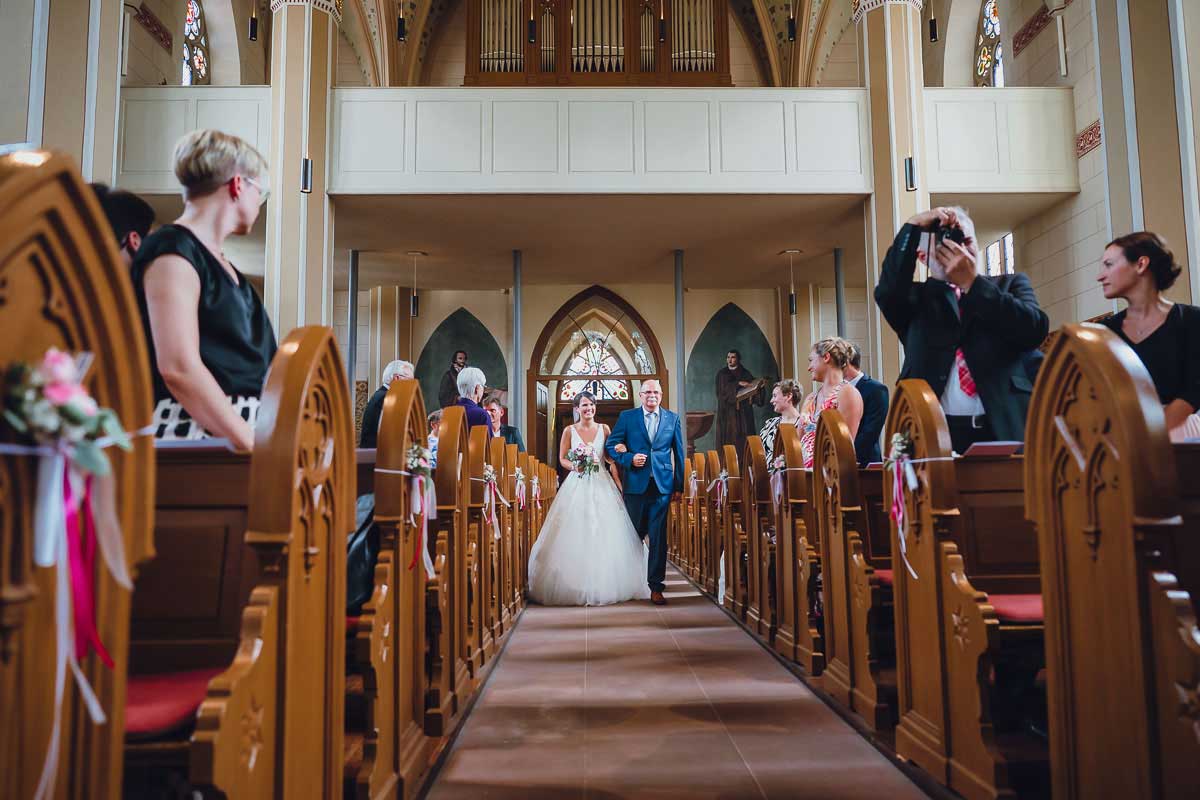 Einzug Braut in der evangelischen Johanneskirche in Erbach