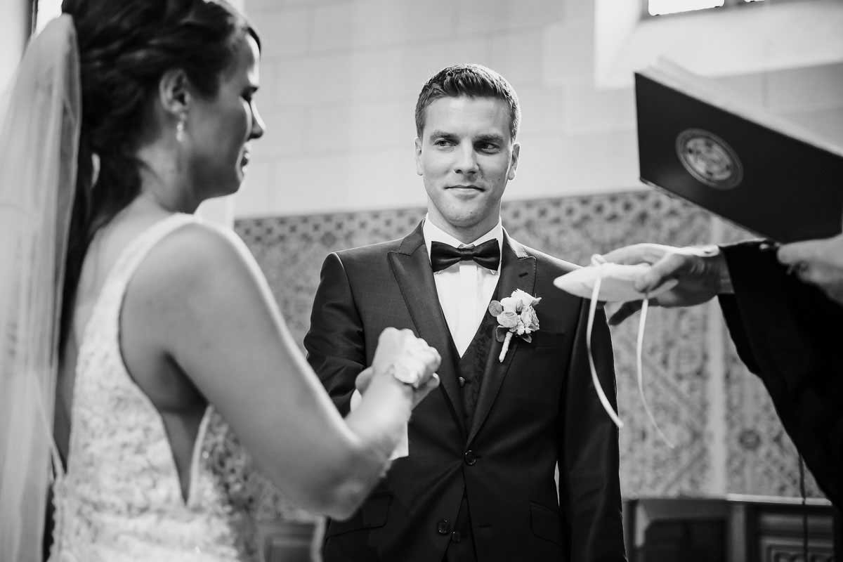 Ringwechsel bei einer Trauung in der evangelischen Johanneskirche in Erbach