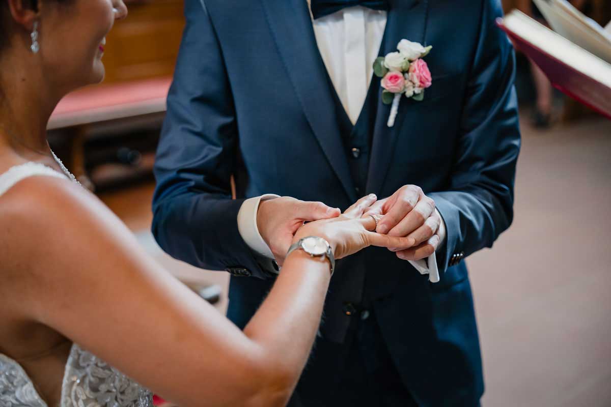 Ringwechsel bei einer Trauung in der evangelischen Johanneskirche in Erbach