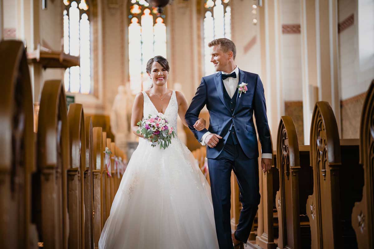 Auszug Brautpaar in der evangelischen Johanneskirche in Erbach