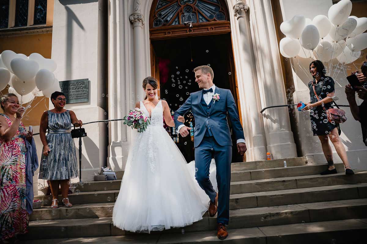 Brautpaar vor der evangelischen Johanneskirche in Erbach