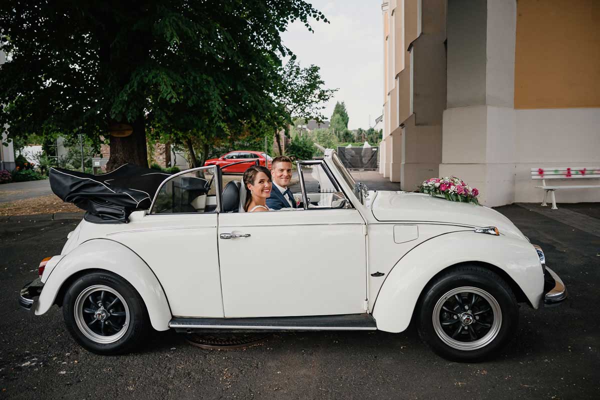 Brautpaar im VW Käfer