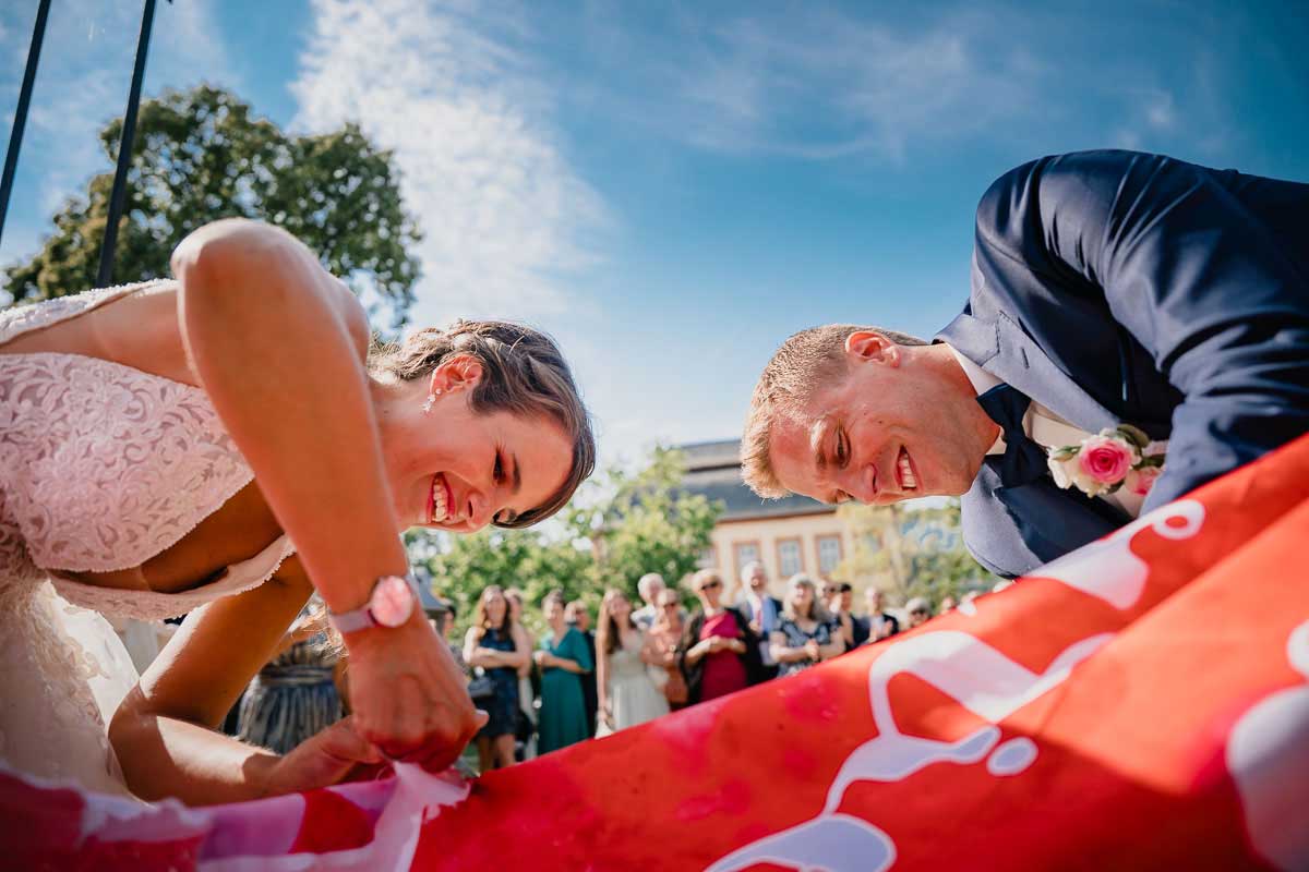 Herz ausschneiden bei einer Hochzeit im Schloss Vollrads
