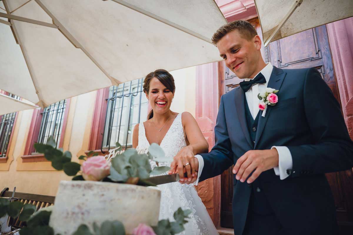 Kuchen anschneiden bei einer Hochzeit im Schloss Vollrads