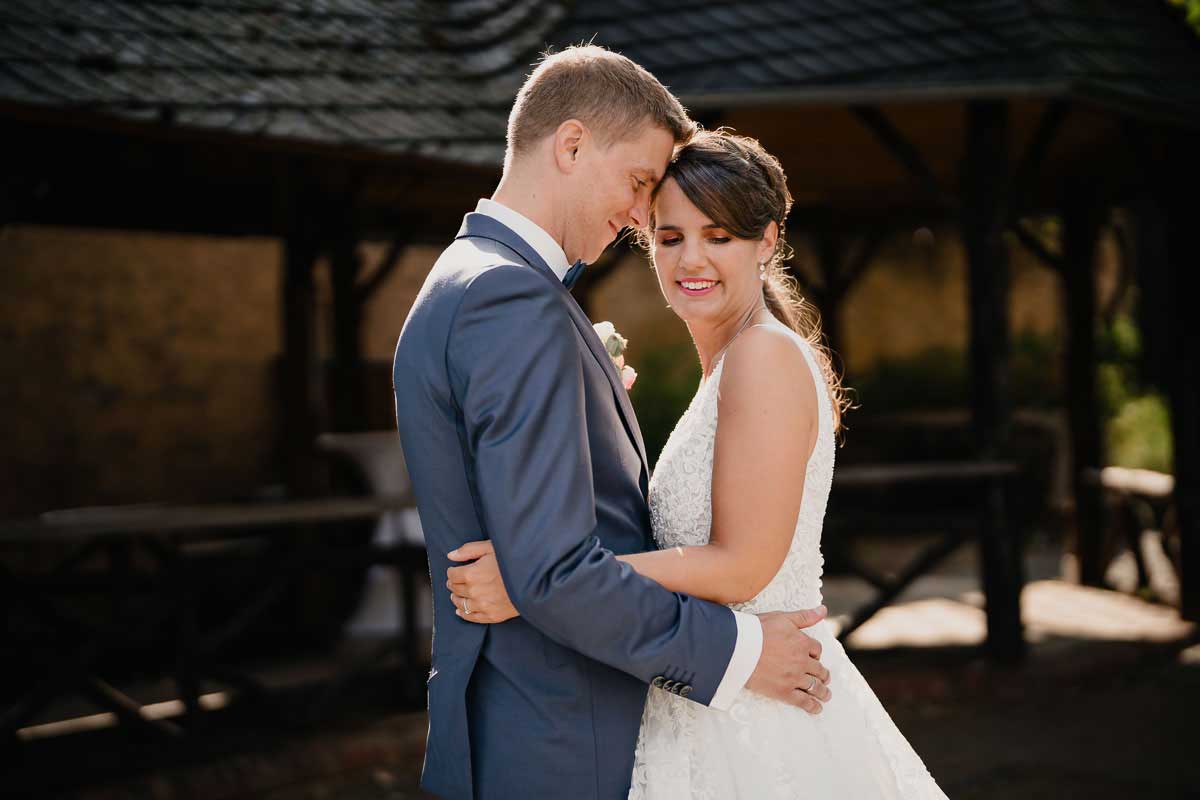 Hochzeitsfotos Brautpaar bei einer Hochzeit im Schloss Vollrads