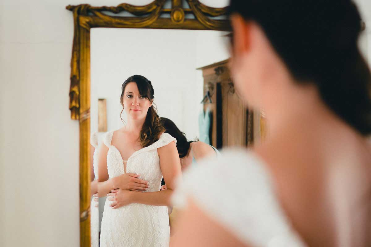 Braut beim Ankleiden im Schloss Michelfeld in Angelbachtal