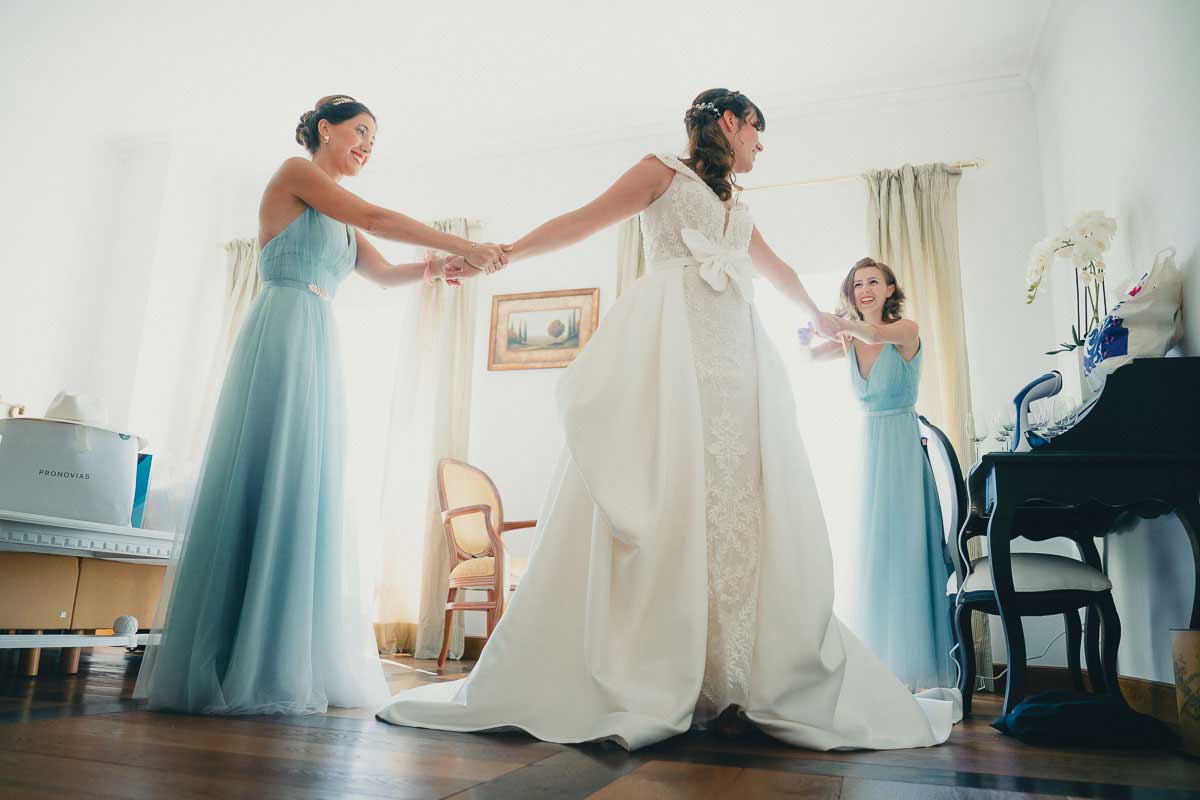 Braut und Brautjungfern beim Ankleiden im Schloss Michelfeld in Angelbachtal