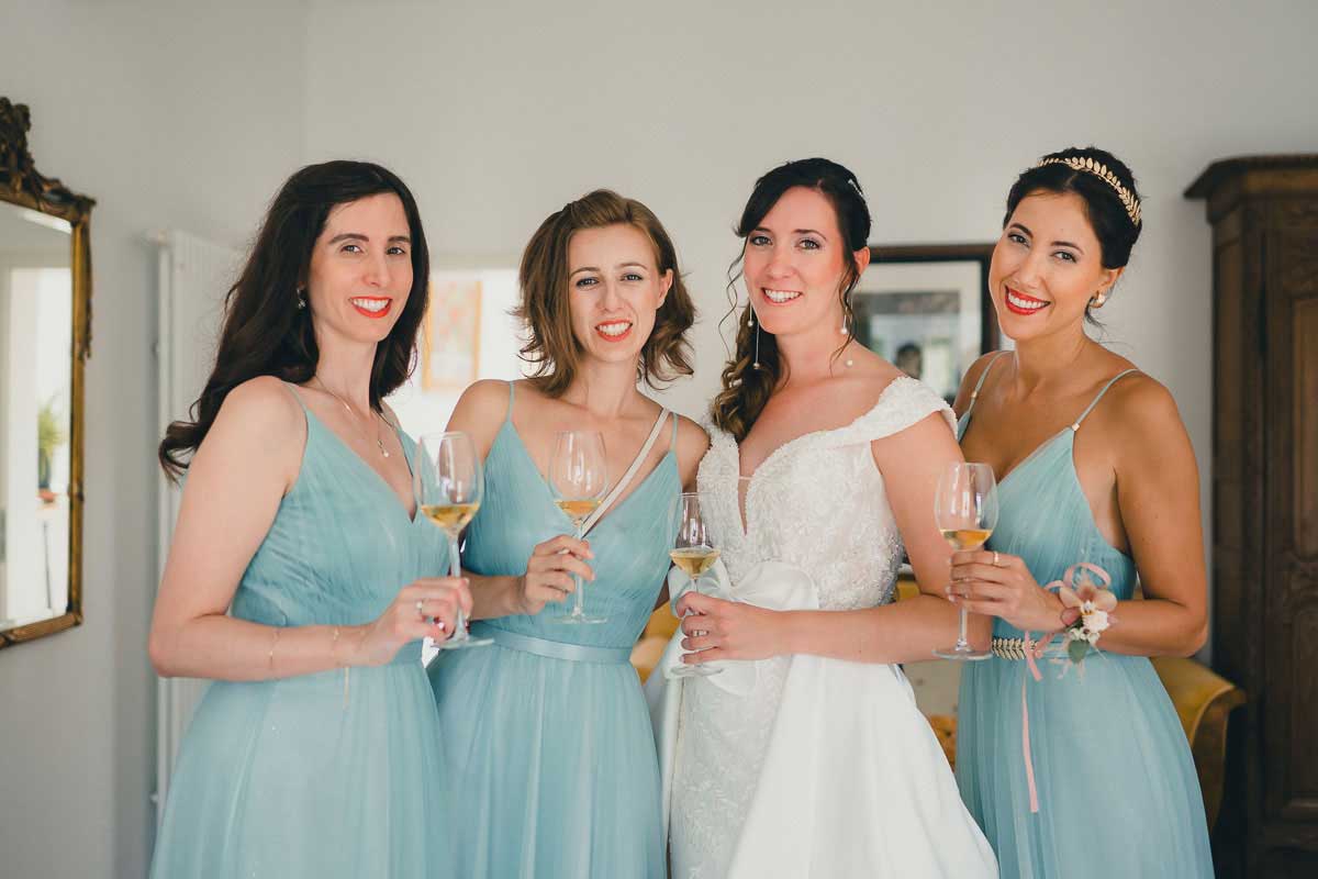 Braut und Brautjungfern beim Ankleiden im Schloss Michelfeld in Angelbachtal