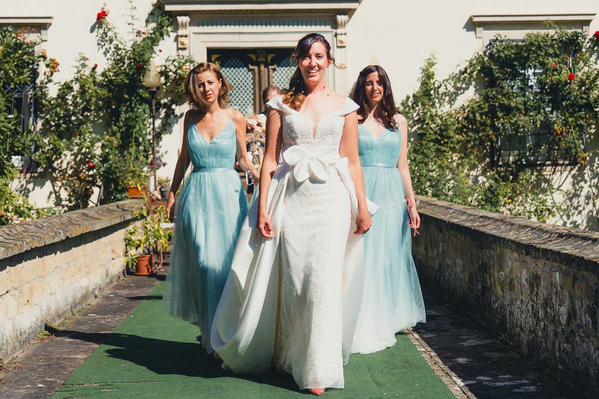 Braut und Brautjungfern auf den Weg zur Kirche