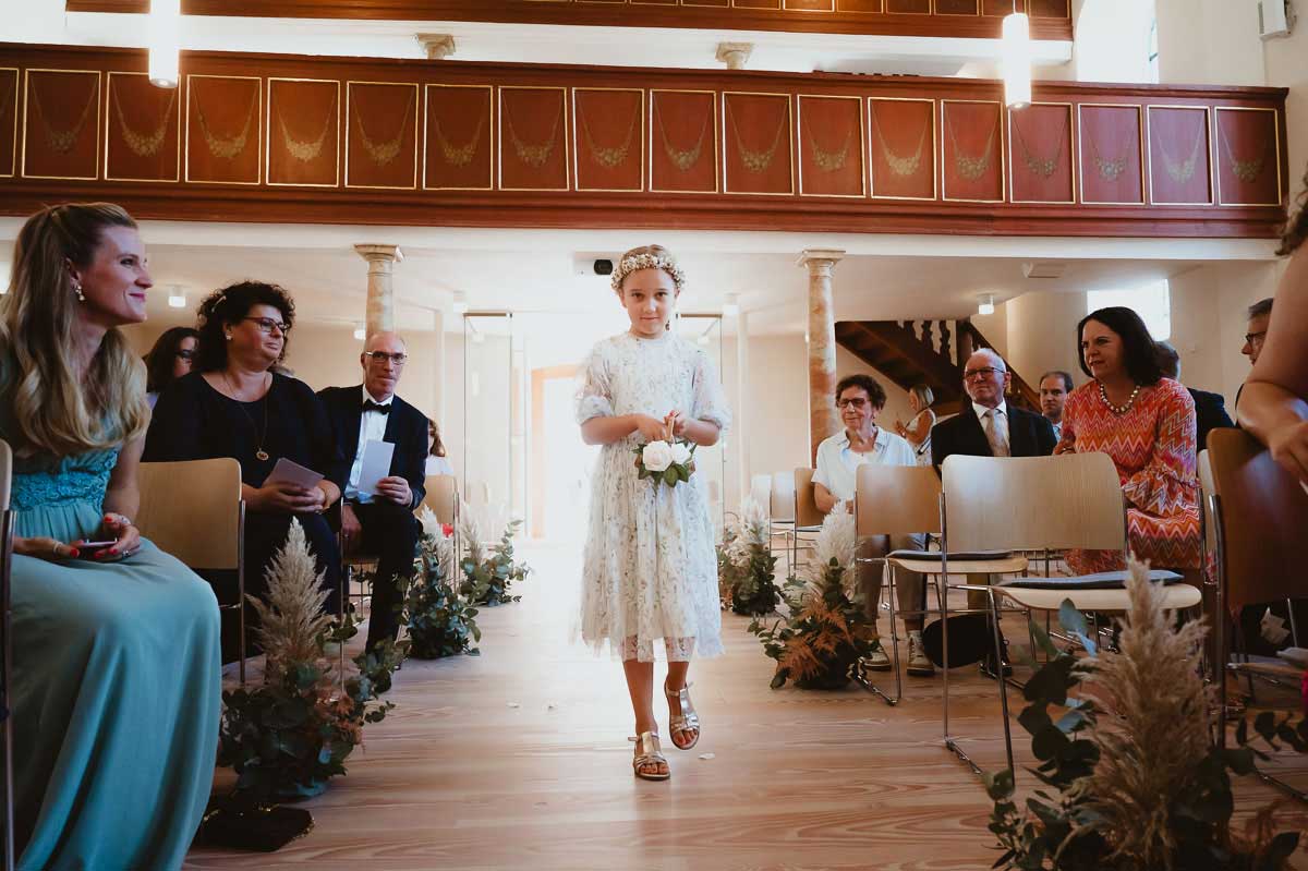 Einzug Blumenmädchen bei einer Trauung in Angelbachtal