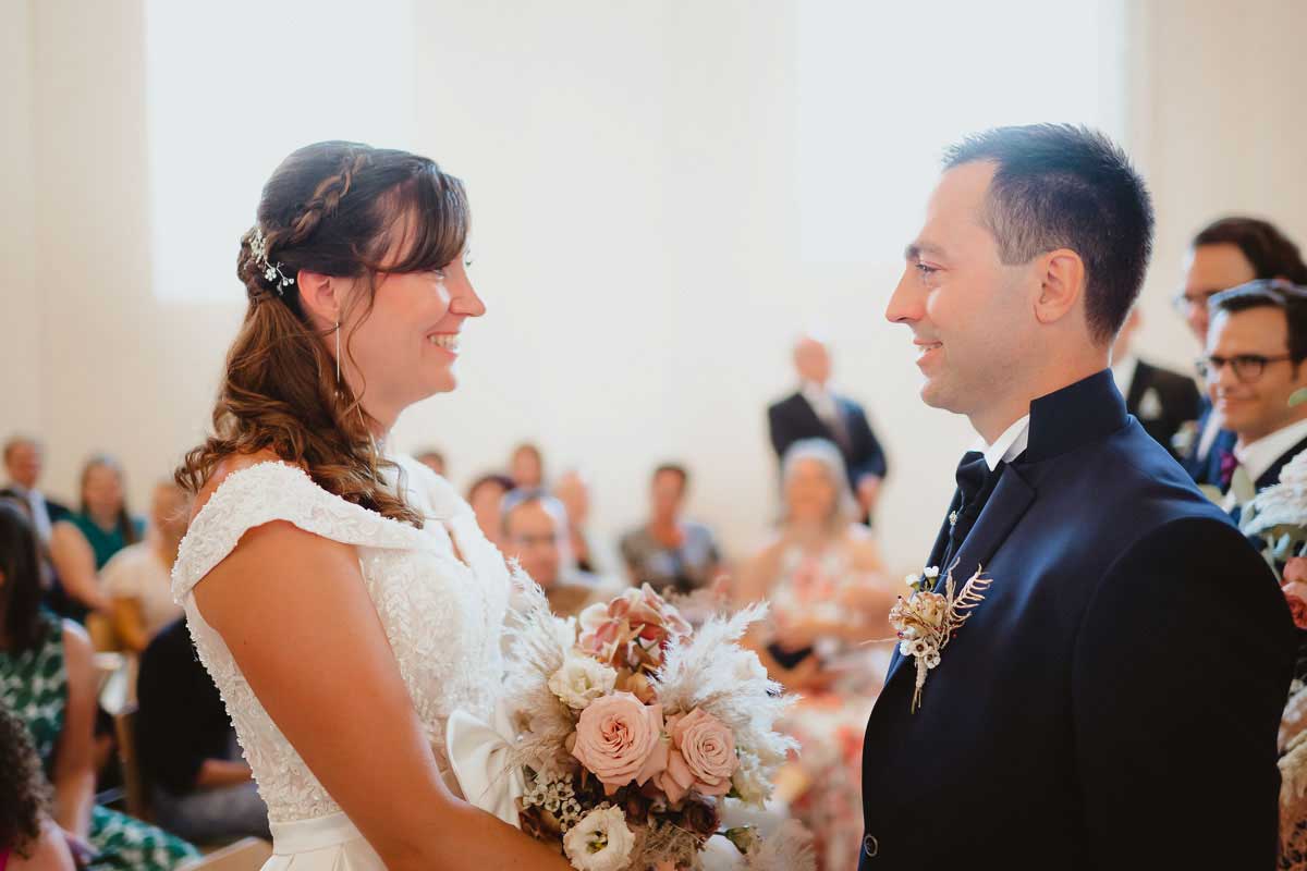 Braut und Bräutigam bei einer Trauung in Angelbachtal in der evangelischen Kirche,