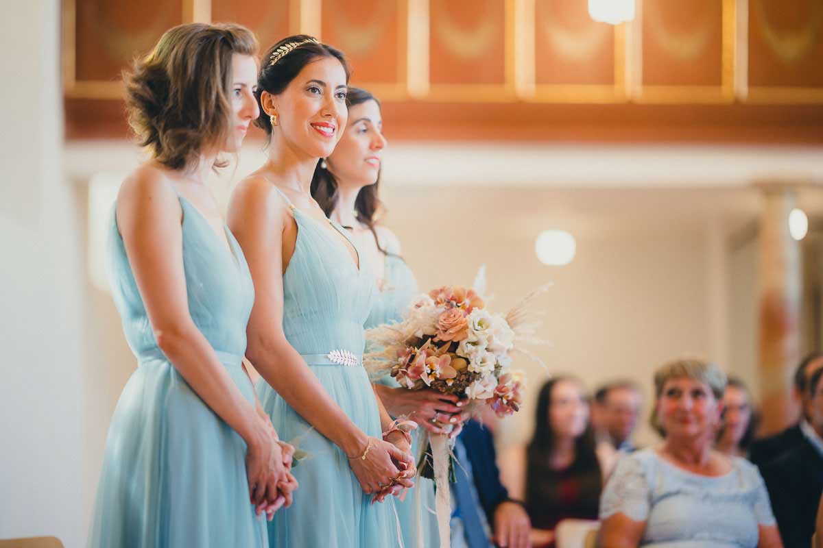 Brautjungfern bei einer kirchlichen Trauung