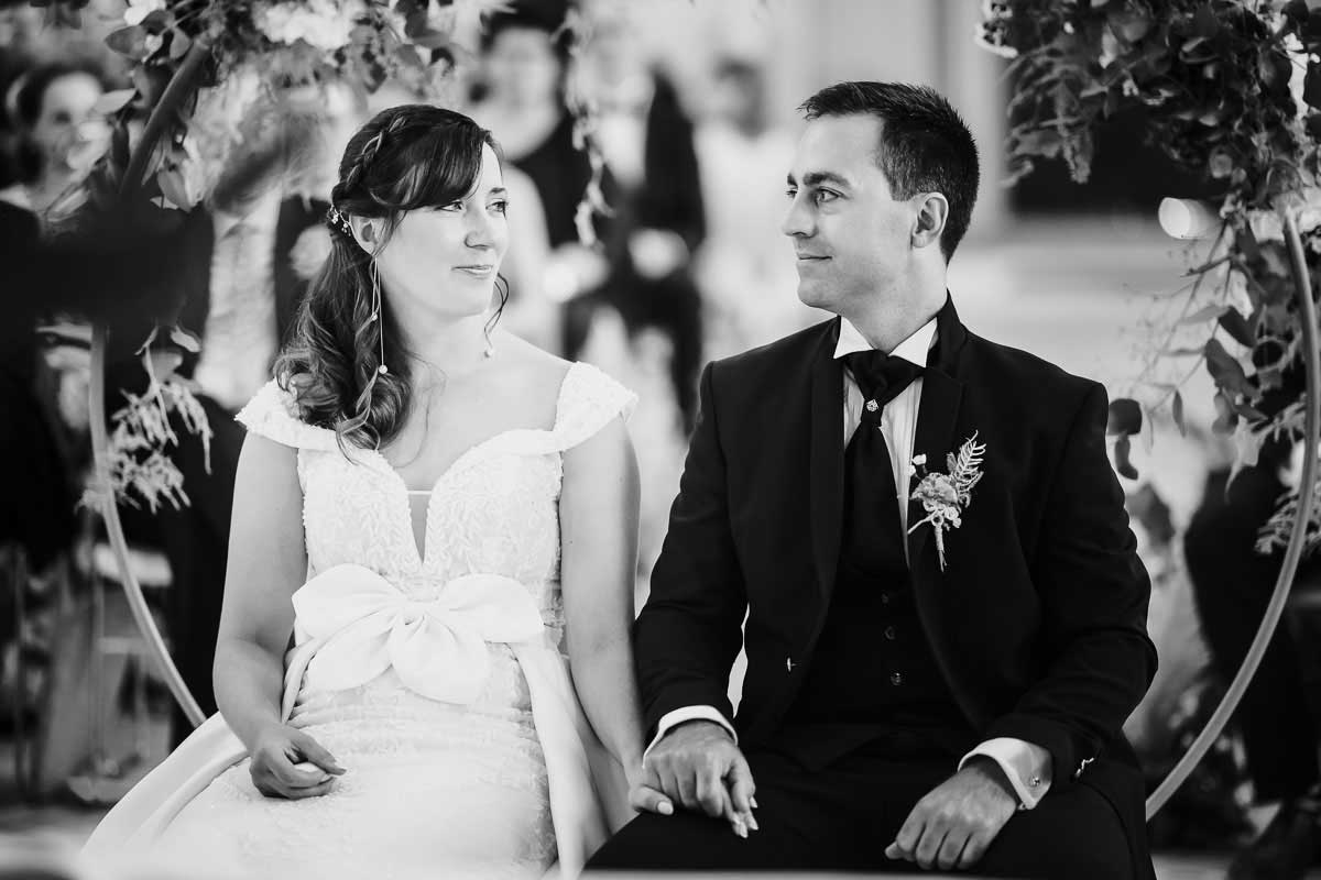 Braut und Bräutigam bei einer kirchlichen Trauung in Angelbachtal