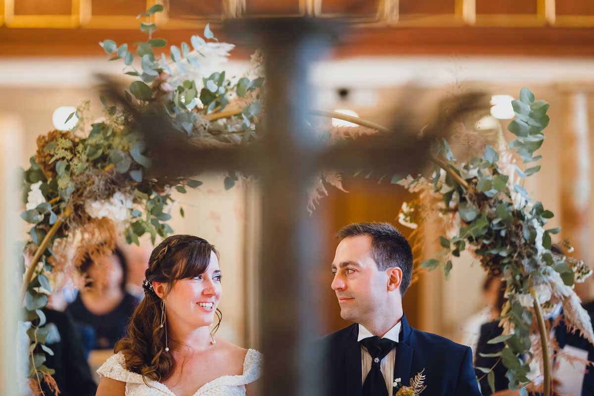 Braut und Bräutigam bei einer kirchlichen Trauung in Angelbachtal