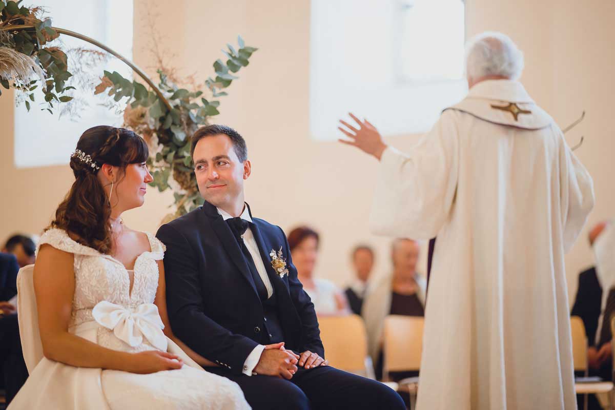 Braut und Bräutigam bei einer kirchlichen Trauung in Angelbachtal