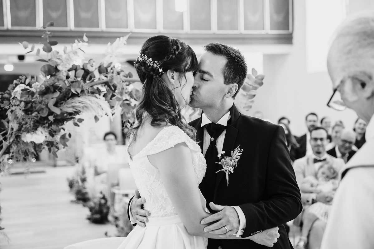 erster Kuss bei einer Trauung 