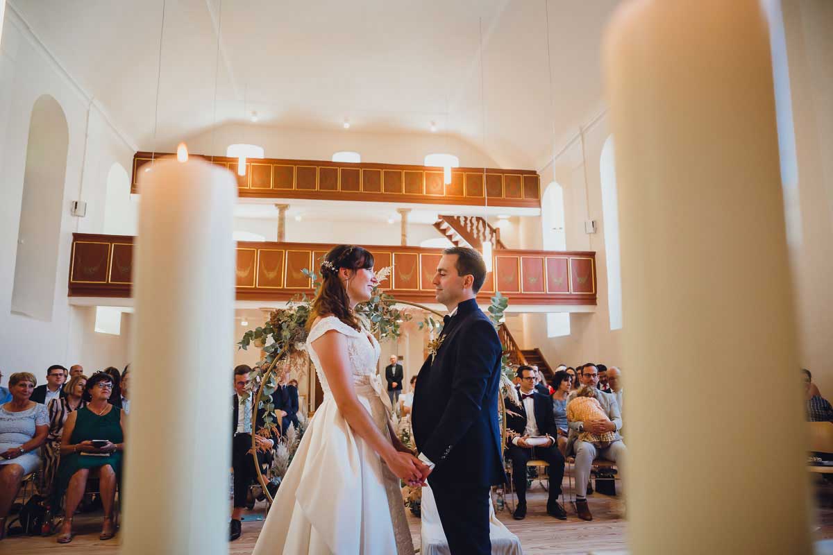 Braut und Bräutigam bei einer kirchlichen Trauung in Angelbachtal