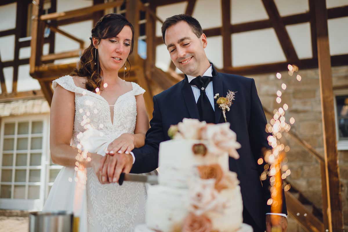 Hochzeitstorte im Schloss Michelfeld Anschnitt der Torte