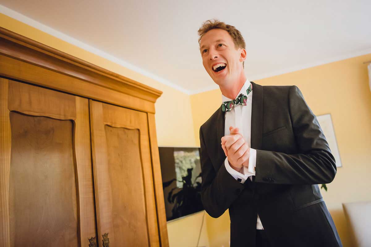 First Look Braut und Bräutigam im Elternhaus in Überlingen am Bodensee