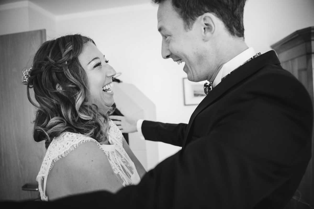 First Look Braut und Bräutigam im Elternhaus in Überlingen am Bodensee