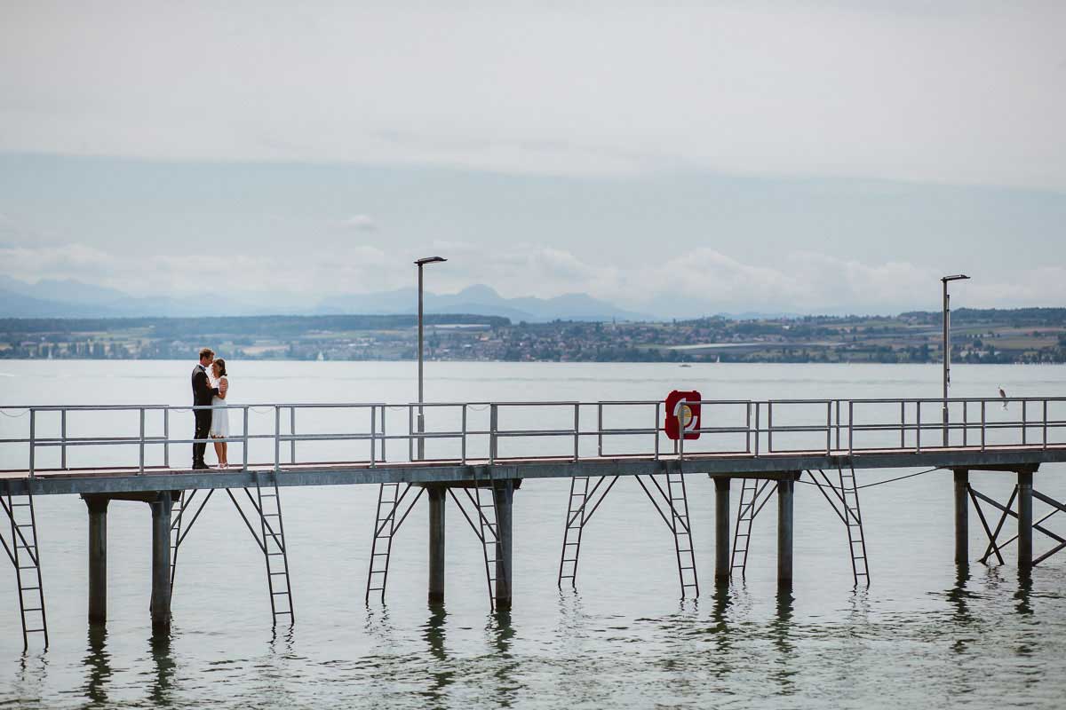 Hochzeitsfotos in Überlingen am Bodensee auf einem Steg