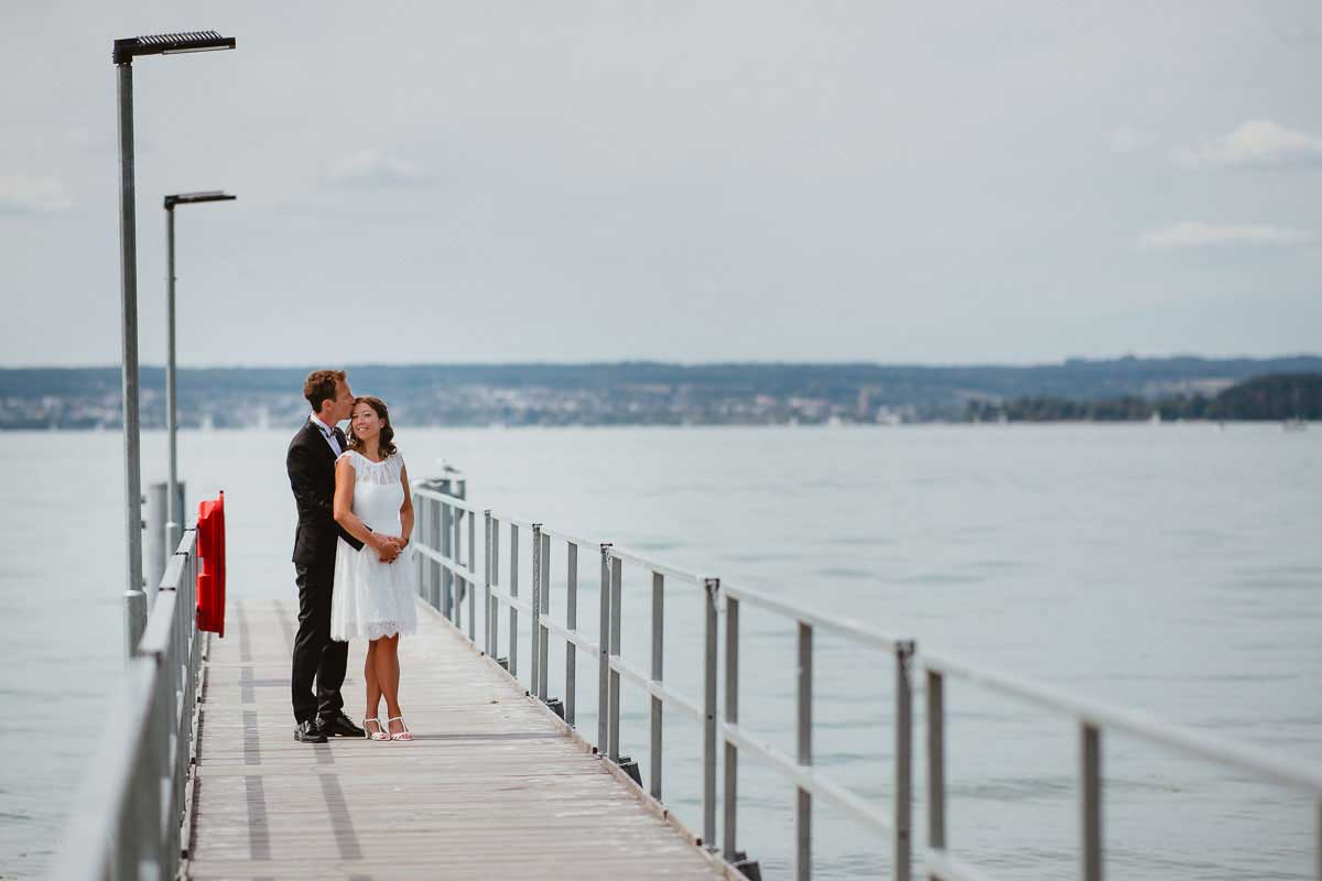 Hochzeitsfotos in Überlingen am Bodensee auf einem Steg