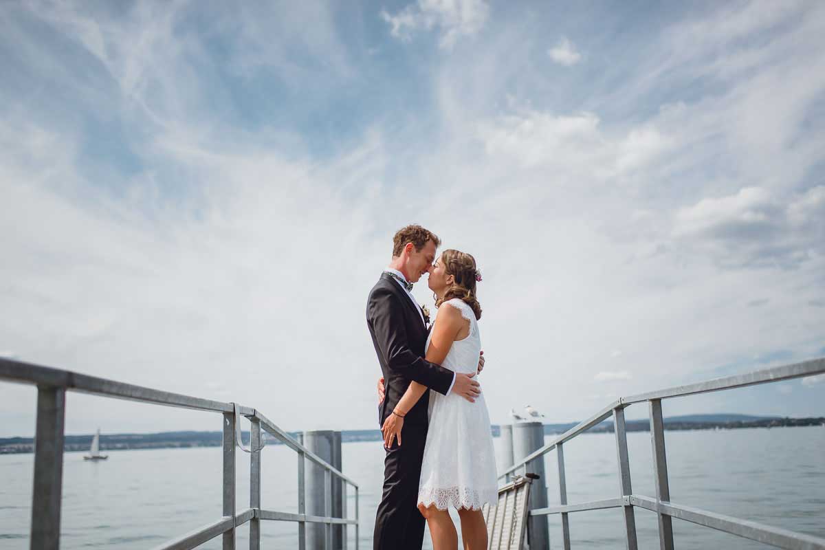 Hochzeitsfotos auf einem Steg am Bodensee