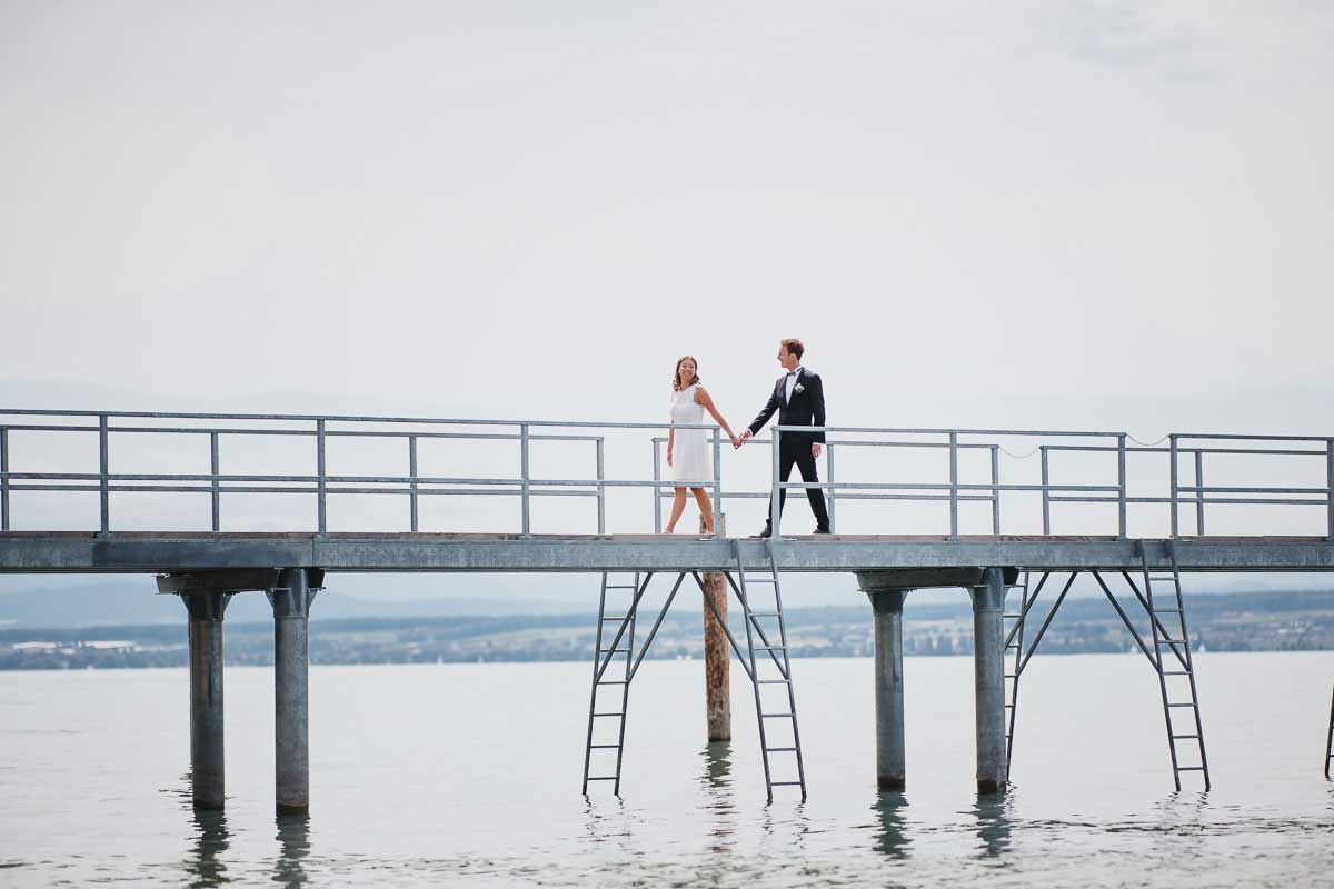 Hochzeitsfotos auf einem Steg am Bodensee